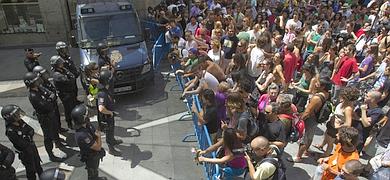 Los 'indignados' callejean por Madrid al no poder acceder a Sol