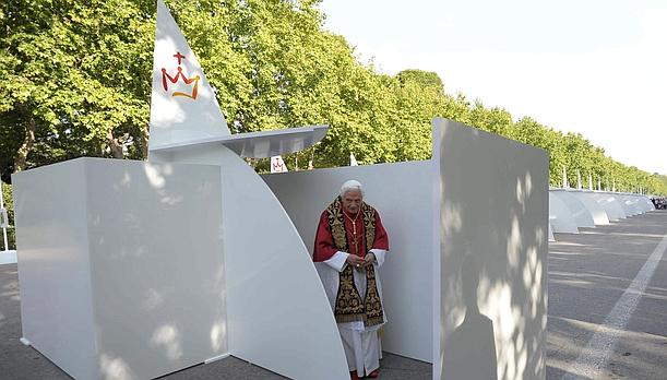 Benedicto XVI confiesa a cuatro jóvenes en el retiro