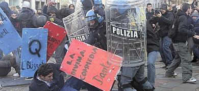 Estudiantes y sindicatos protestan en 60 ciudades de Italia