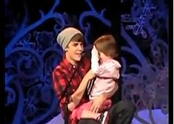 Justin Bieber comparte escenario con su hermana