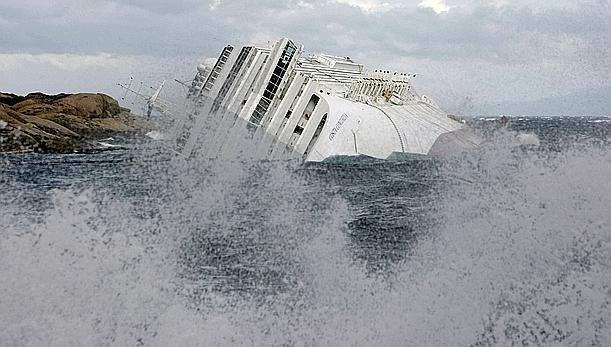 El Costa Concordia, azotado por el temporal