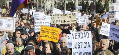 Miles de personas protestan ante el Supremo por el atropello a Garzn