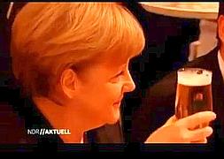 Un camarero empapa de cerveza a Merkel