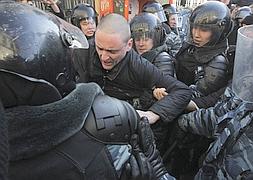 Medio centenar de detenidos en una protesta autorizada en Mosc