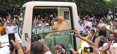 Honores y reproches al Papa en su visita a Mxico