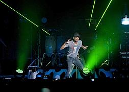 Enrique Iglesias se da un bao de masas en Madrid