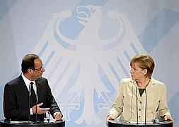 Hollande y Merkel quieren que Grecia siga en el euro