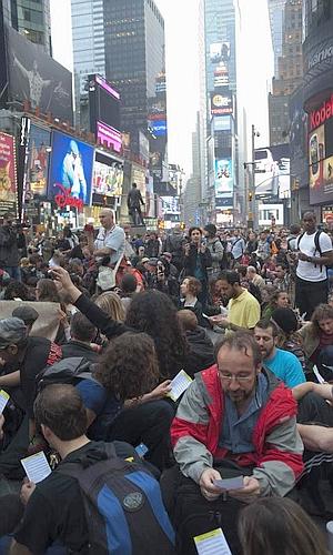 Times Square celebra el aniversario del 15M