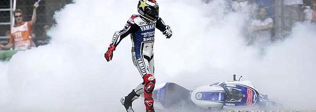 Bautista tira a Lorenzo y enciende el campeonato