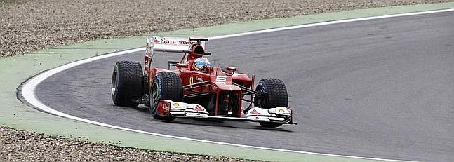 Alonso se esconde bajo una cortina de agua