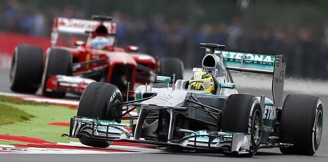 Rosberg manda en Silverstone y Alonso tuerce el gesto