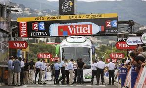 El Tour deplora el incidente con el autobs que tens el final de la etapa