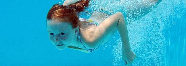 El cloro de las piscinas puede aumentar el asma infantil