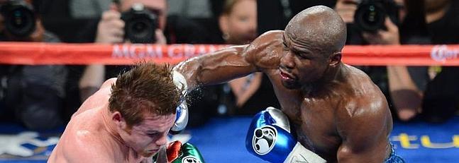 Mayweather vence con insultante facilidad a Canelo lvarez