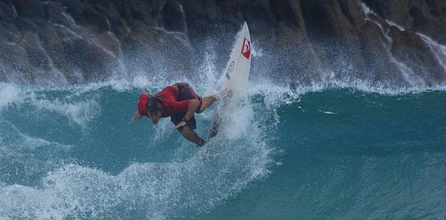 Aritz Aranburu, muy cerca de volver a la lite del surf en Hawai