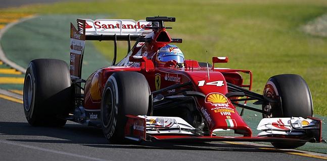 Alonso arranca con un esbozo de sonrisa