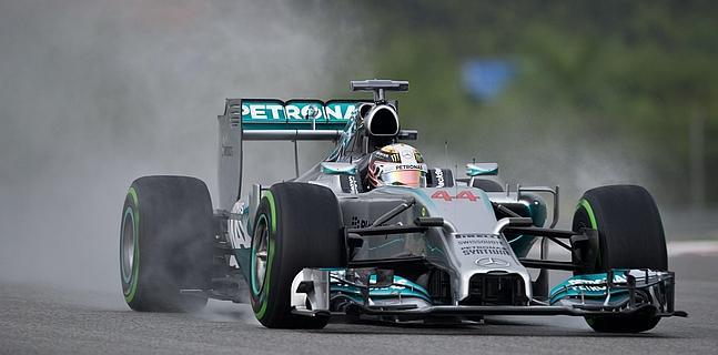 Hamilton no da tregua ni bajo la lluvia