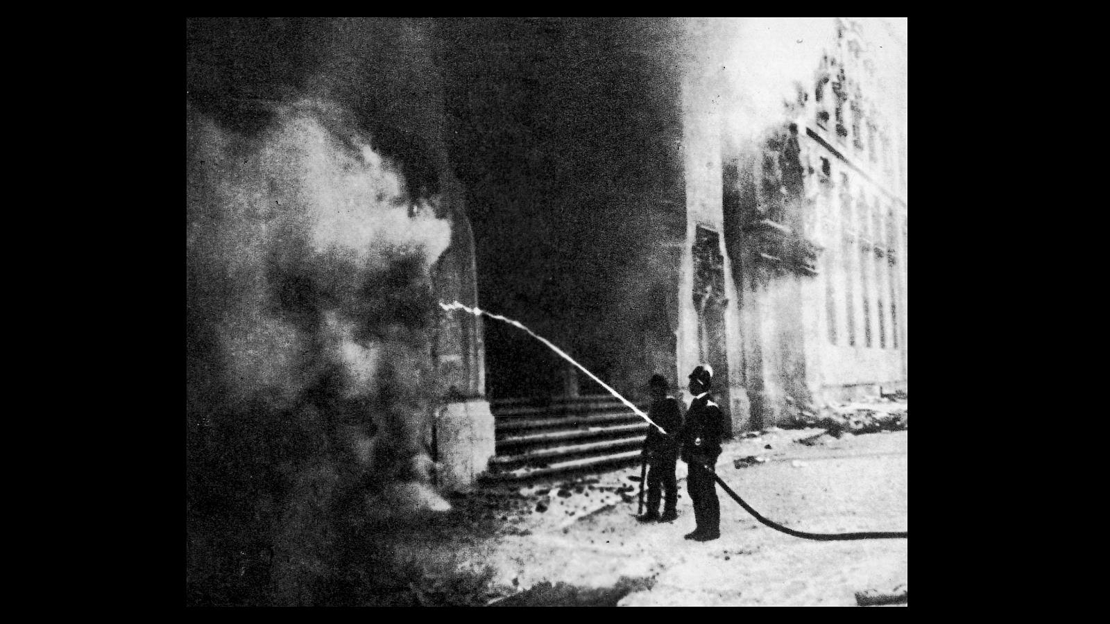 El 10 de mayo de 1931, comenzada la ola de los incendios en las iglesias y los conventos españolas. En la imagen, un bombero tratando de sofocar las llamas en un templo de Madrid, el 11 de mayo de 1931