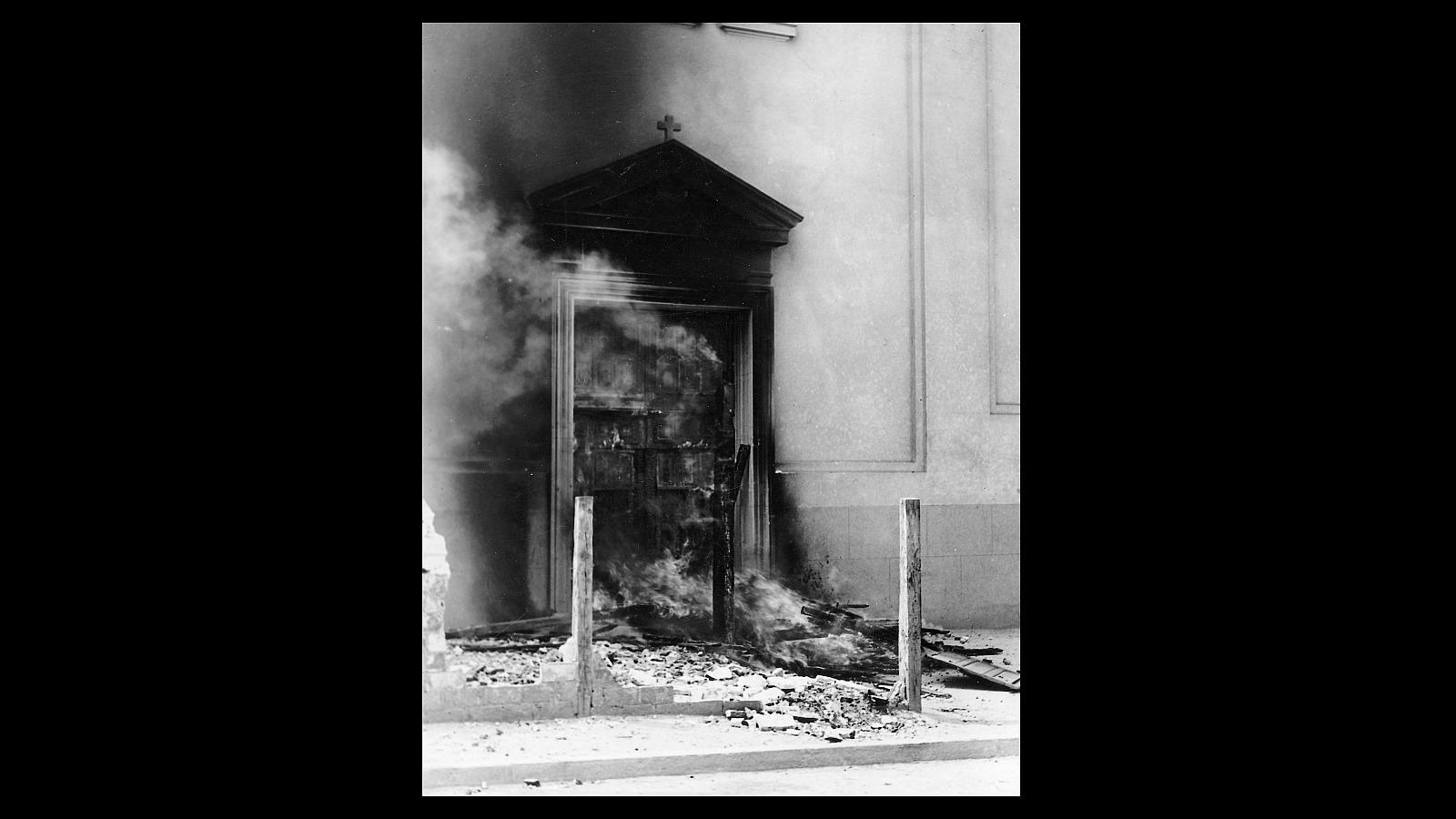 También ardió el convento de la madrileña calle de la Flor, tras el incendio provocado el 11 de mayo de 1931. La ola violenta rápidamente se extendió de la capital a otras ciudades del sur y el levante peninsular