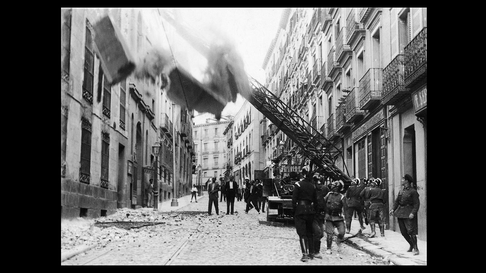 Los bomberos, en momento exacto en el que comenzó a derrumbarse el convento de la Flor, en Madrid, que había sido pasto de las llamas el 11 de mayo de 1931. No hacía ni un mes que había comenzado la Segunda República, que debía amparar la libertad de conciencia y desarrollar un proceso de secularización para superar la tradicional identificación entre el Estado y la Iglesia Católica