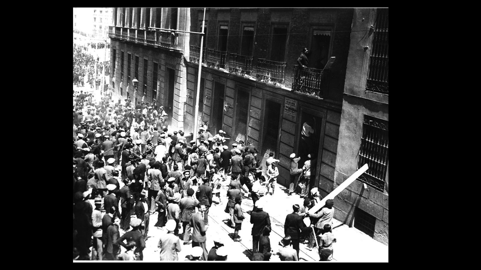 Incendio de la iglesia de los Jesuitas en Madrid, el 11 de mayo de 1931. Ese mismo día, el ministro de la Gobernación, Miguel Maura, intentó sacar a la calle a la Guardia Civil para restablecer el orden, pero se encontró con la oposición del resto del gabinete y, especialmente, de Azaña, quien, según Maura, llegó a manifestar que «todos los conventos de Madrid no valen la vida de un republicano»