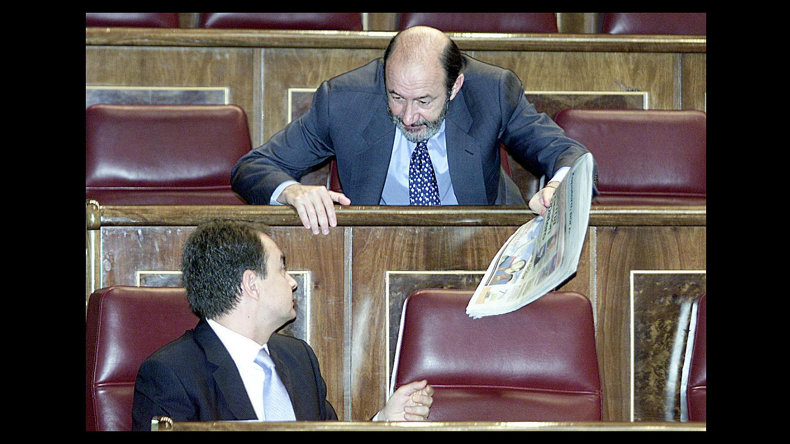 En 2002, José Luis Rodríguez Zapatero (abajo), entonces secretario general del PSOE, charla con Rubalcaba en el Congreso de los Diputados