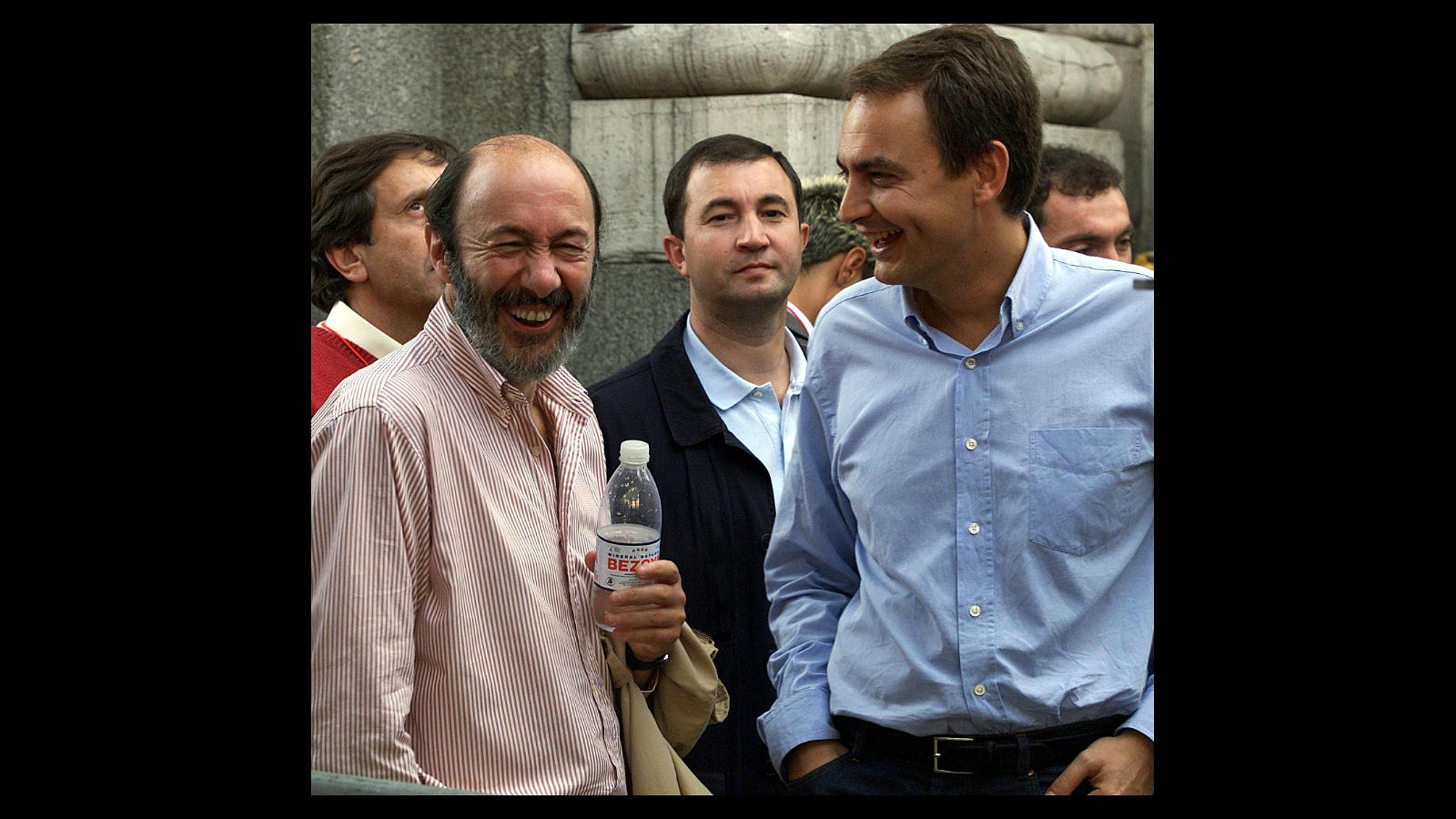 Rubalcaba y Zapatero, en un ambiente distendido, durante una manifestación convocada el 5 de octubre de 2002 por los sindicatos UGT y CC.OO., contra el decreto de la reforma laboral que impulso el Gobierno de Aznar