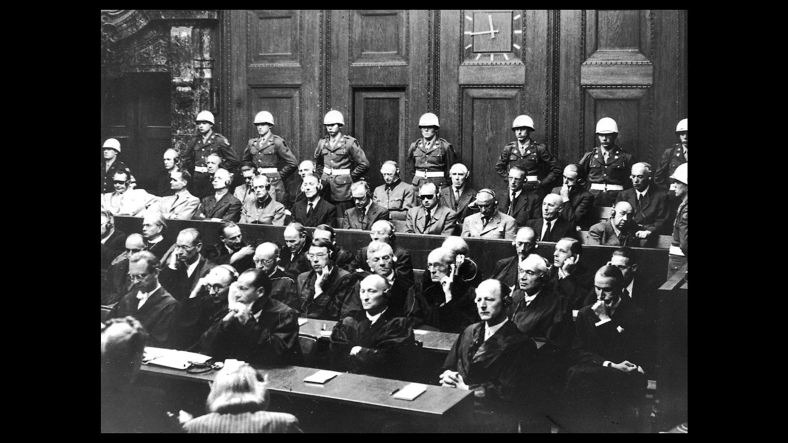 Imagen del momento en el que se leían las condenas a los líderes nazis, situados al fondo. El juicio de Nuremberg fue organizado por iniciativa de las naciones aliadas vencedoras de la Segunda Guerra Mundial, para determinar y sancionar las responsabilidades de dirigentes, funcionarios y colaboradores del régimen de Hitler en los diferentes crímenes y abusos contra la Humanidad cometidos en nombre del III Reich, desde el 1 de septiembre de 1939 hasta mayo de 1945