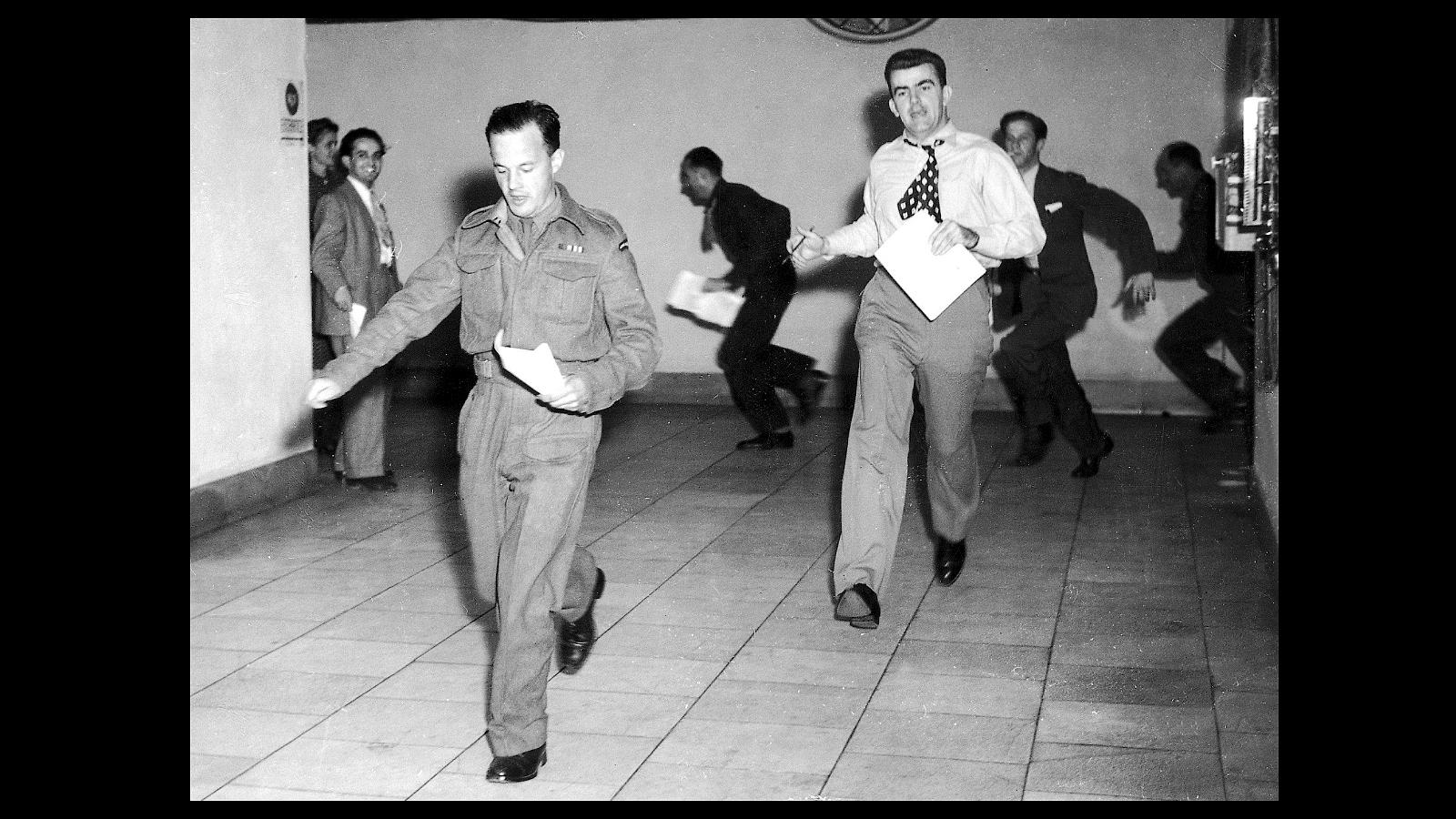 Un grupo de periodistas corre a la audiencia para escuchar el anuncio de las sentencias a los líderes nazis en Nuremberg (1946). Tras varios meses de juicio (entre el 20 de noviembre de 1945 al 1 de octubre de 1946), fueron establecidas 12 condenas a muerte, tres cadenas perpetuas y dos condenas a 20 años de prisión, una a 15 y otra a diez. Tres de los juzgados fueron absueltos y dos líderes nazis ni siquiera pudieron ser procesados 