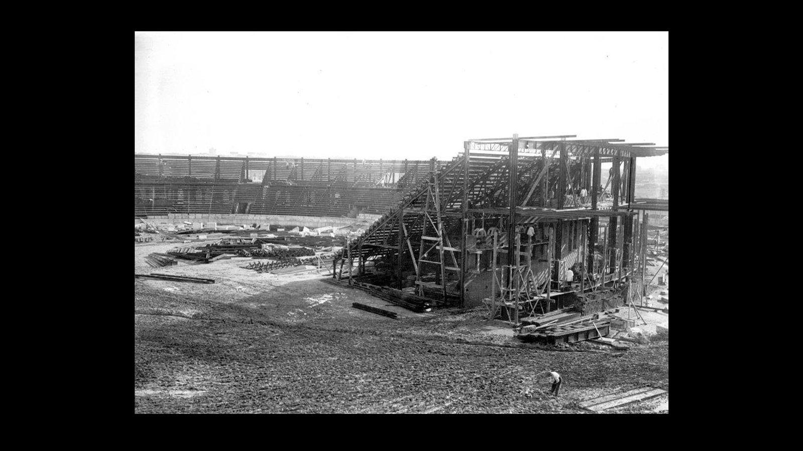 La primera corrida de toros se celebró el 17 de Junio de 1931, a beneficio de los parados y organizada por el Ayuntamiento de Madrid, aunque bien era cierto que la plaza todavía no se podía decir que estuviera completamente terminada