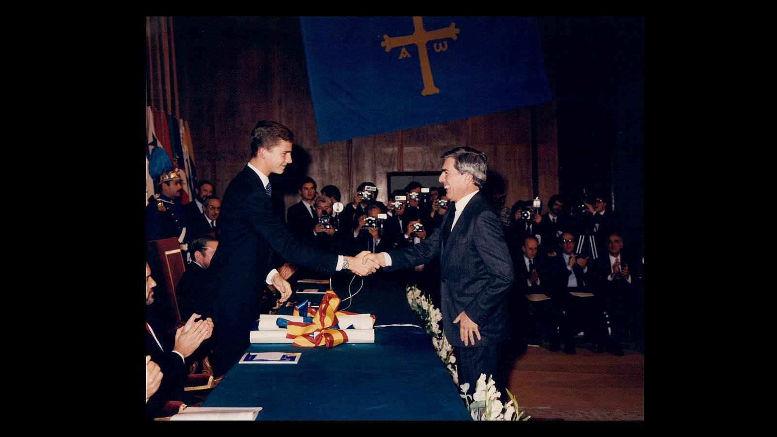 El Príncipe Felipe, entregando el Premio Príncipe de Asturias al escritor Mario Vargas Llosa (1986)