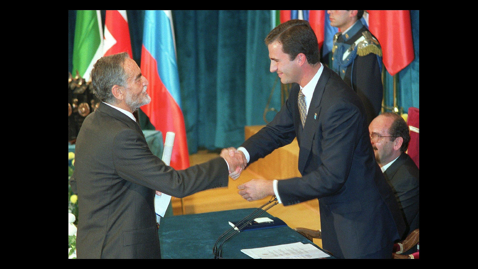 El Principe Felipe hizo entrega del Premio Principe de Asturias de las artes al actor italiano Vittorio Gassman, en 1997