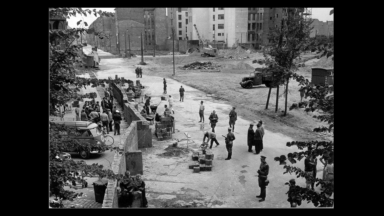 Berlín, 13 de agosto de 1961. La República Democrática Alemana levantó por sorpresa, en nueve horas, el «telón de acero». En principio, estuvo compuesto de 69 puntos de control cerrados, 12 kilómetros de muro construidos y 155 kilómetros de alambrada provisional colocados en la frontera entre los dos sectores, en los que se apostaban cerca de 15.000 hombres armados de la Policía Popular