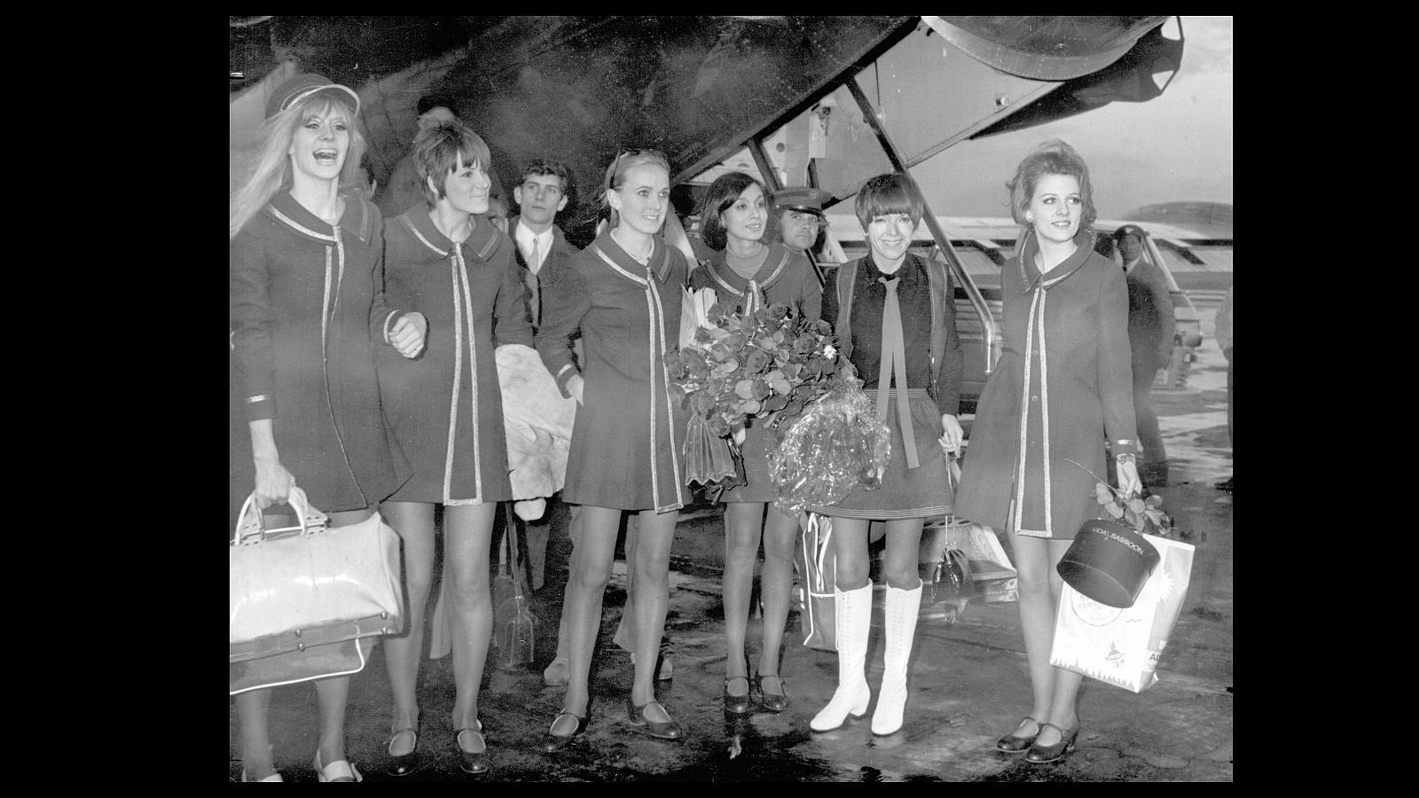 La llegada de Mary Quany al aeropuerto de Barajas, acompañada de varias de sus modelos (1968)