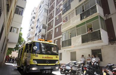 Los bomberos rescatan a 15 personas atrapadas en una escalera por un incendio