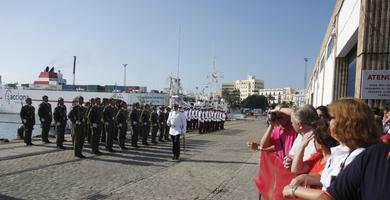 El patrullero de la armada Viga recibe la bandera de combate de manos de la alcaldesa