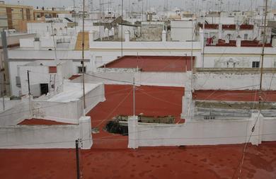 Los Bomberos rescatan a una mujer tras el derrumbe del techo de una vivienda en Cdiz