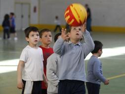 Iniciacin al deporte de la canasta en el Polideportivo Lestonnac de San Fernando