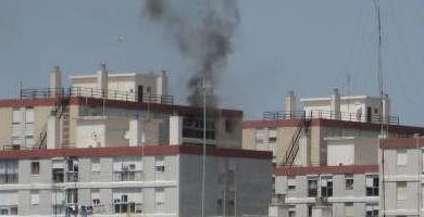 Un hombre resulta herido al hacer explotar una bombona de butano en una torre de viviendas de Guilln Moreno 