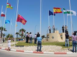 El izado de bandera da comienzo a la temporada de playa