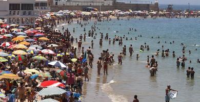 Los gaditanos dan la bienvenida al verano en la playa