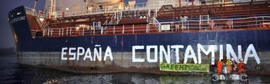 Greepeace denuncia el abastecimiento en Baha Algeciras pintando una gabarra