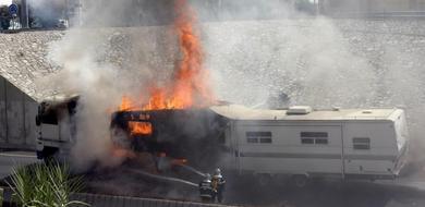 El incendio de una autocaravana causa retenciones de trfico en Algeciras