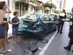 Un vehculo colisiona con otros coches aparcados y se da a la fuga