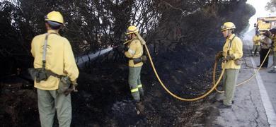 Un incendio obliga a cortar la A-408 en Puerto Real durante dos horas