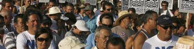 Cientos de personas se concentran contra el proyecto del parque elico marino