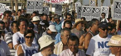 Cientos de personas se concentran contra el proyecto del parque elico marino