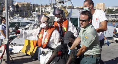 Rescatan a los 25 tripulantes de una patera localizada en aguas del Estrecho