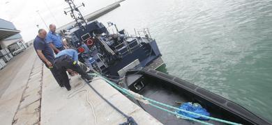 Llega al muelle de Cdiz un barco de Vigilancia Aduanera con cuatro detenidos