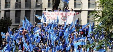 Unos 250 trabajadores de Vicasa protestan con una 'cacerolada' contra el cierre de la fbrica de Jerez